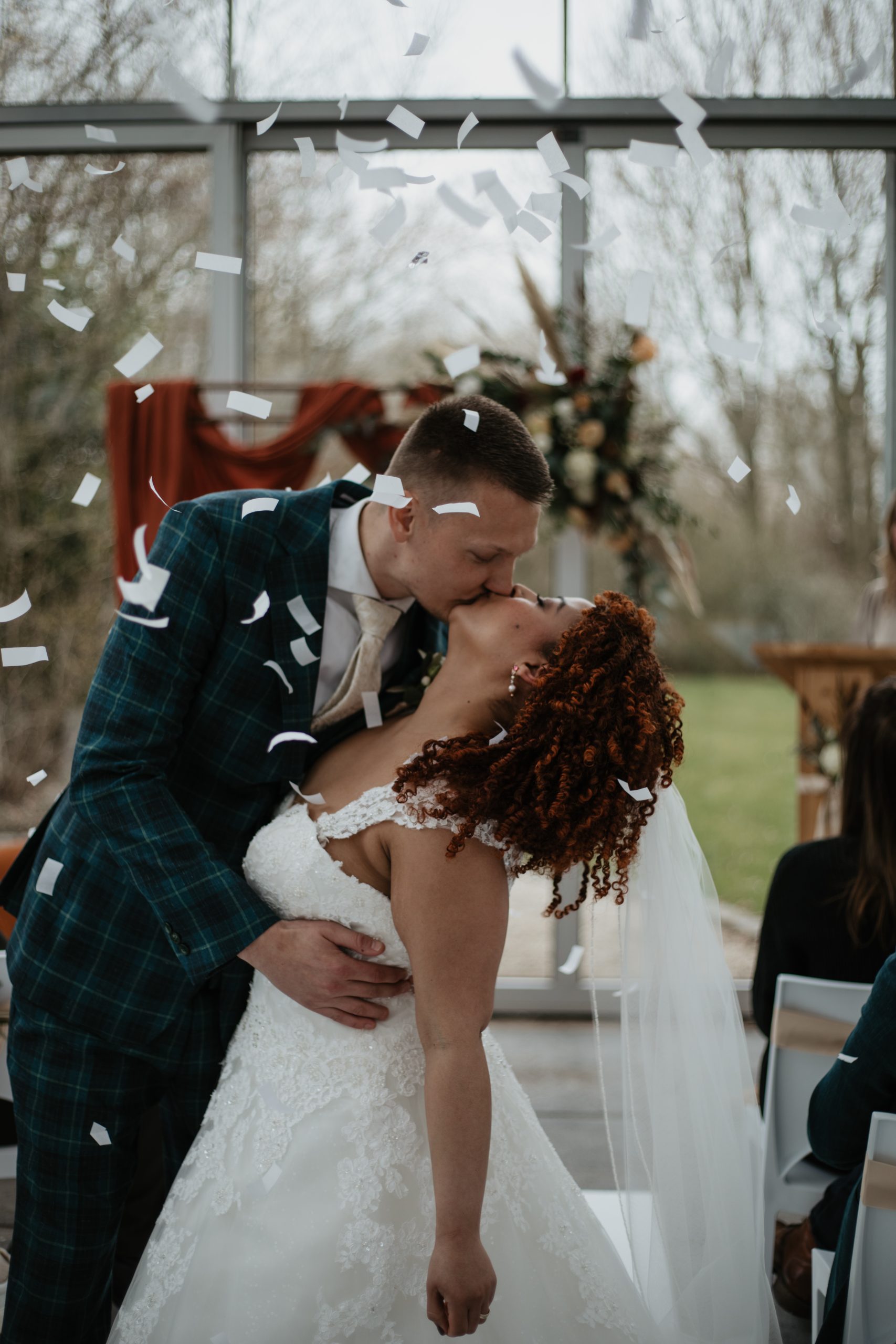 Bruidspaar kust tijdens ceremonie trouwen