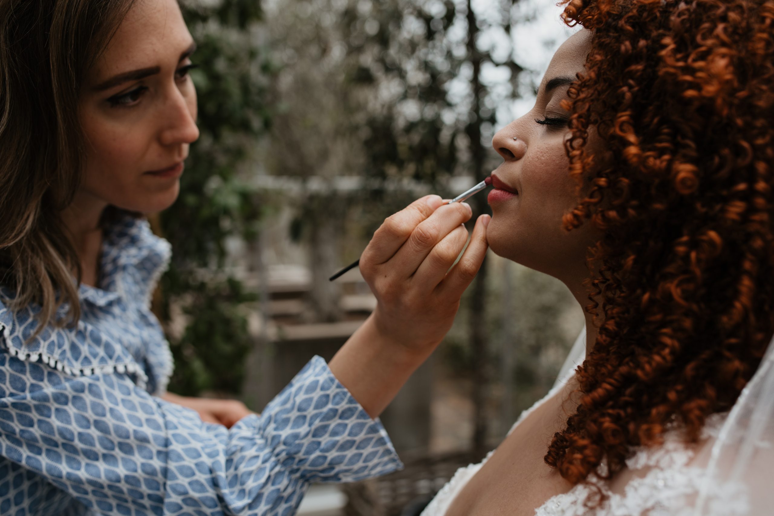 Make up artist en haarstylist (MUAH) aan het werk bij de bruid